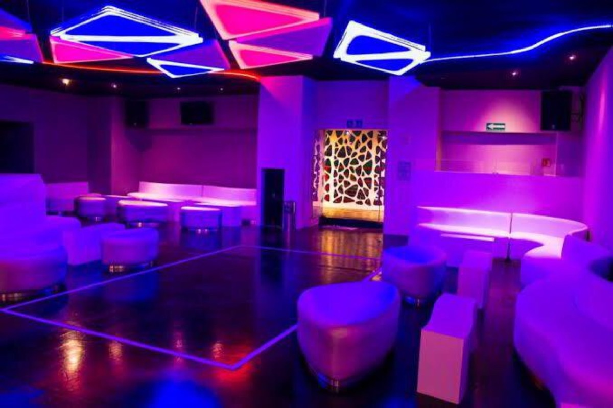 Lounge con luces moradas